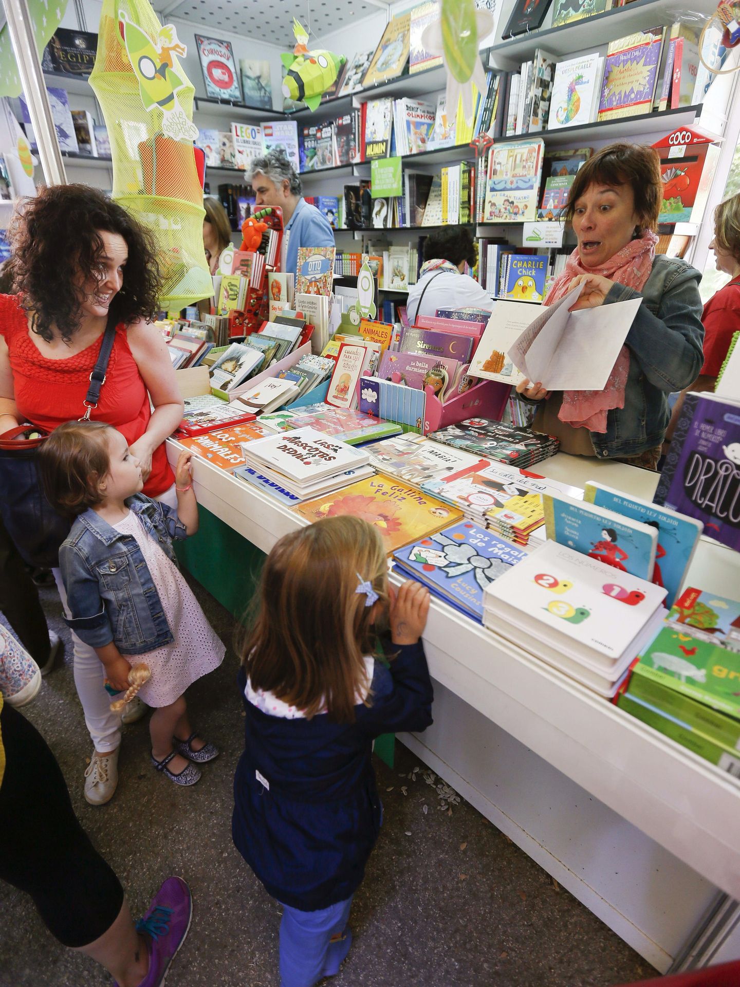 Niños en la Feria del Libro de Madrid. (EFE) 
