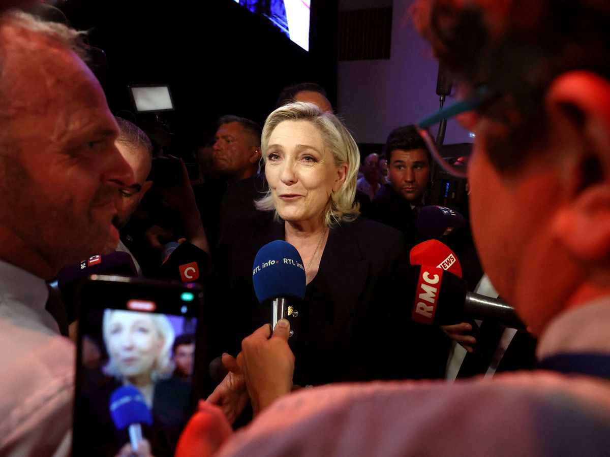 Foto: Pillada a una candidata de Marine Le Pen en las elecciones de Francia: se retira por esta foto con una gorra nazi (REUTERS/Yves Herman)