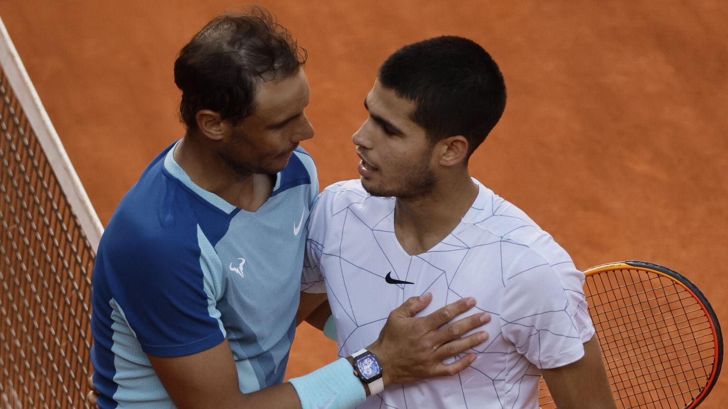 Carlos Alcaraz y Rafa Nadal, tras el encuentro de cuartos de final del Mutua Madrid Open. (EFE/Juanjo Martín) 