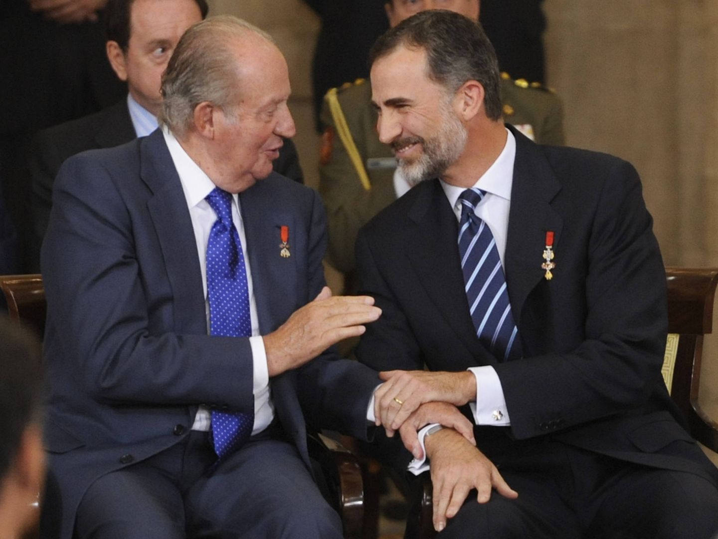El rey Juan Carlos y rey Felipe, cómplices en un acto oficial. (Getty)