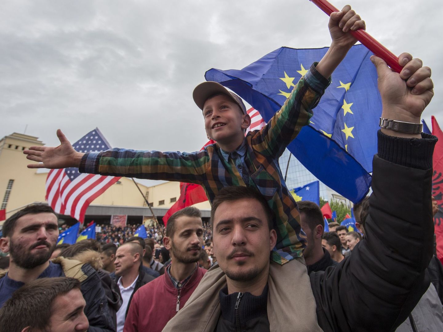 Manifestaciones en Pristina en 2016 en contra del Gobierno kosovar cuando se rompieron las negociaciones con Serbia. (EFE)