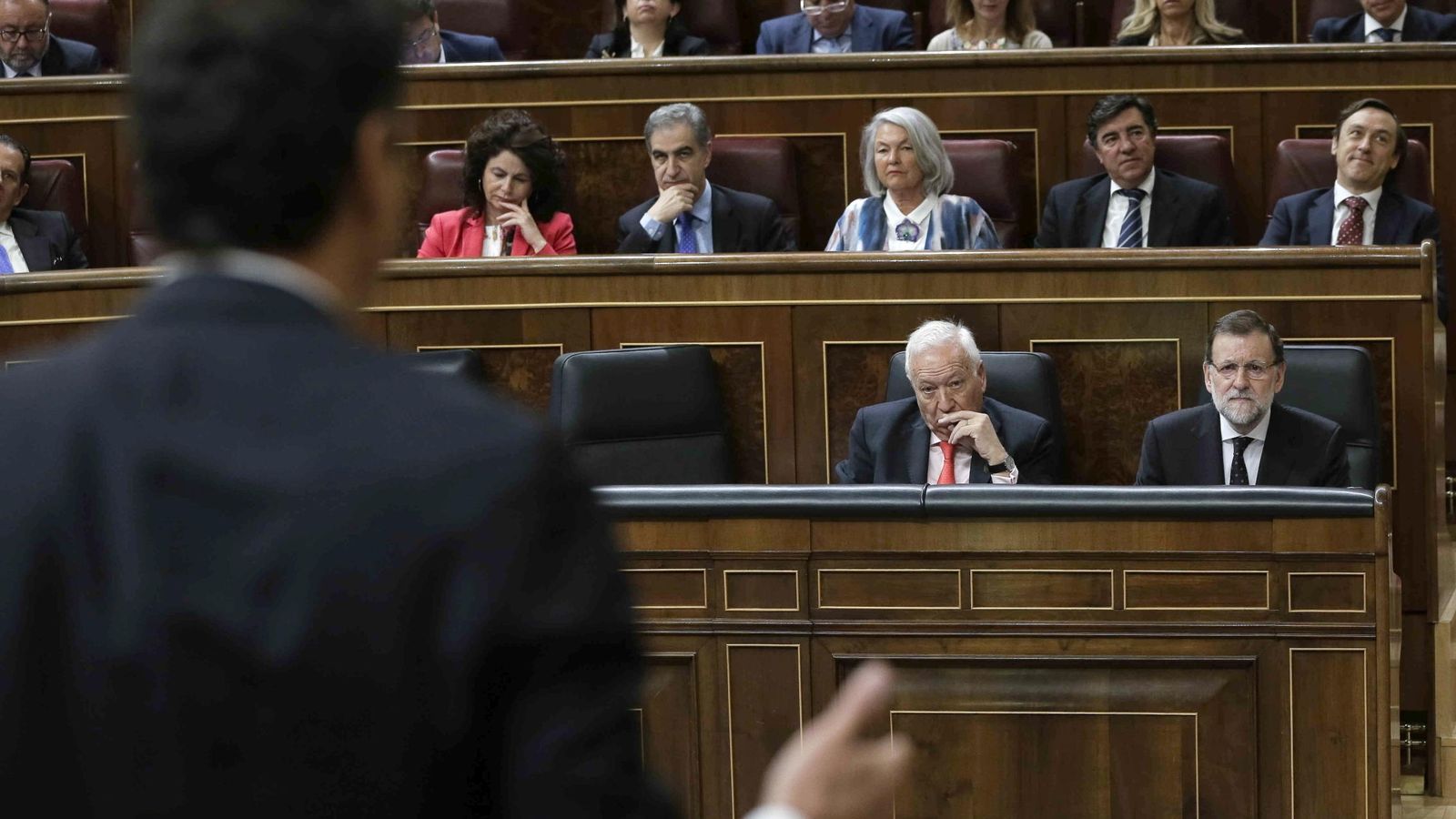 Foto: El presidente del Gobierno, Mariano Rajoy (d), escucha la intervención del líder del PSOE, Pedro Sánchez. (EFE)