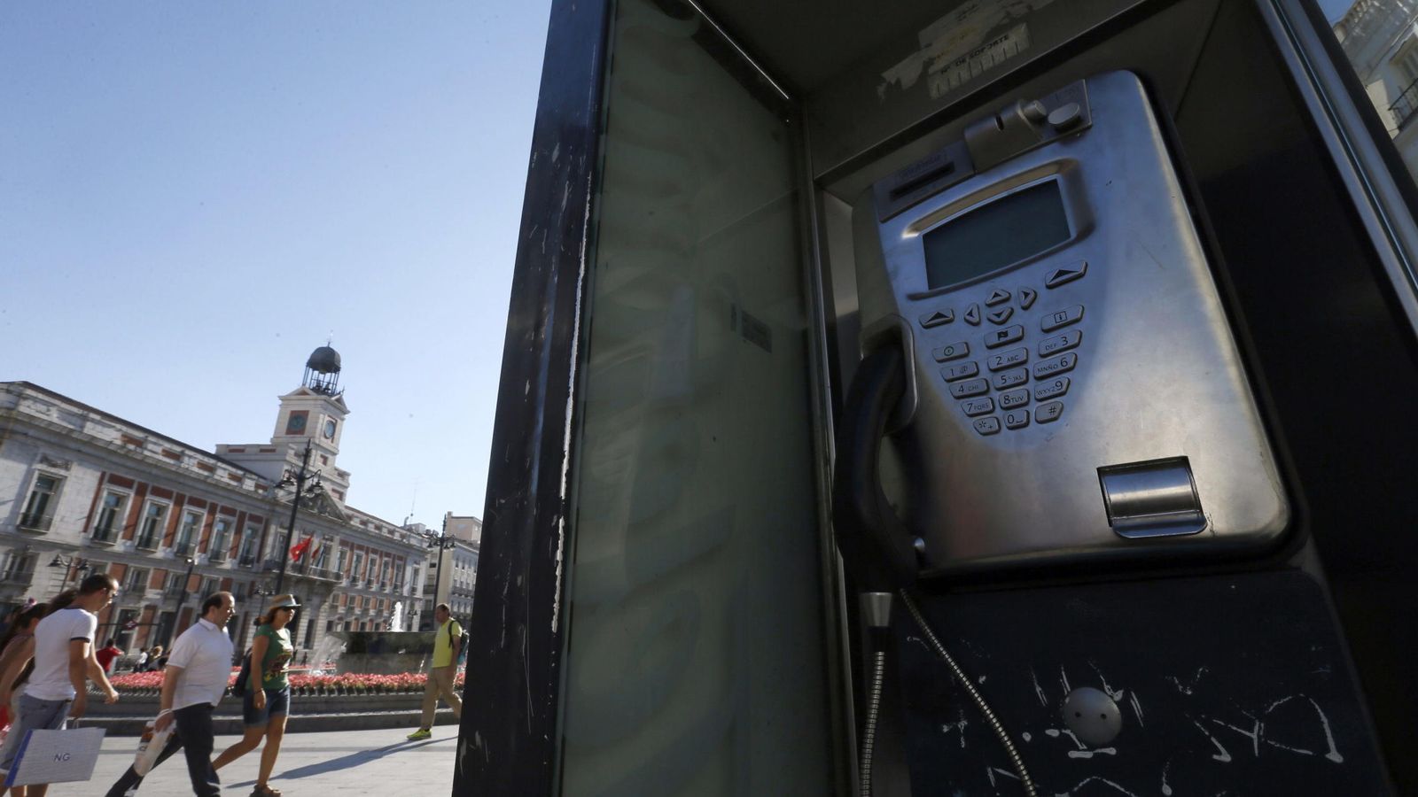 Foto: Cabina telefónica situada en la Puerta de Sol de Madrid. (EFE)