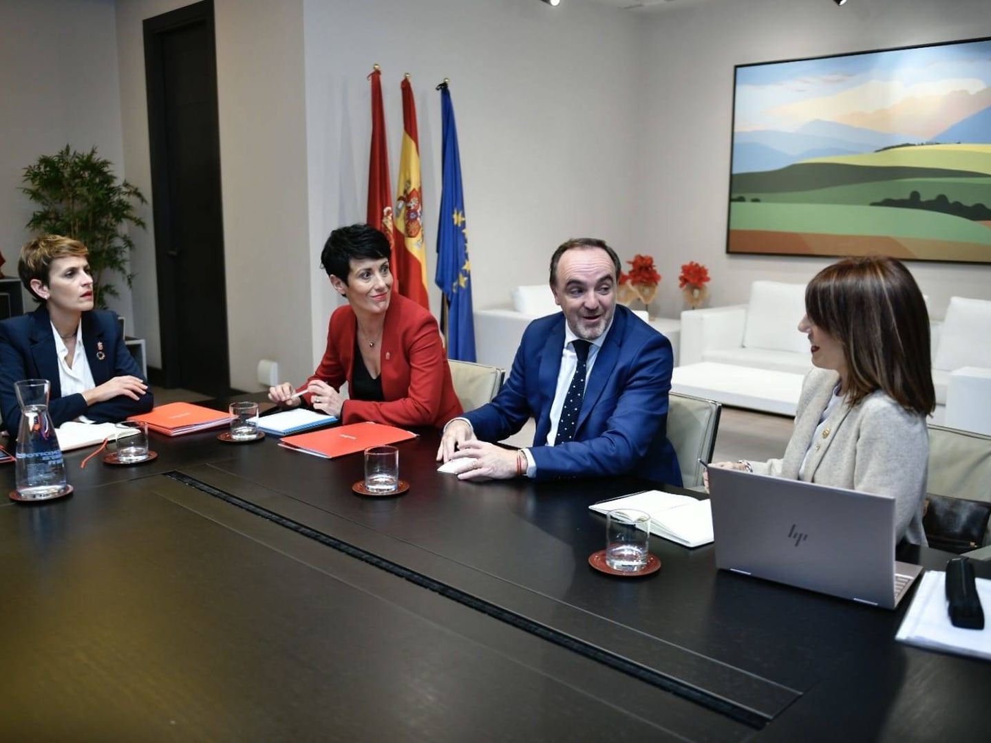María Chivite, Elma Saiz, Javier Esparza y Mª Jesús Valdemoros (de izquierda a derecha), en la reunión de este miércoles en el Palacio de Navarra para abordar un posible acuerdo presupuestario. (EC)