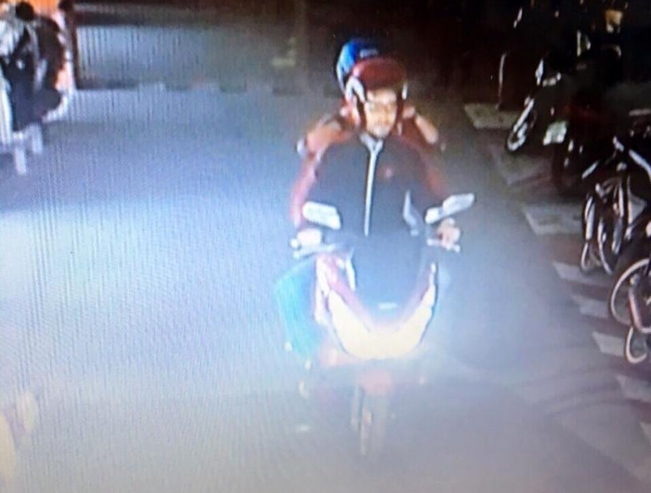 El sospechoso Artur Segarra yendo en moto con su novia a retirar dinero en un cajero automático en Ayuthaya, en una imagen difundida por la policía tailandesa