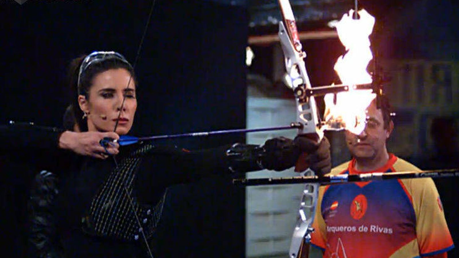 Foto: Pilar Rubio a punto de lanzar la flecha en llamas en 'El hormiguero'