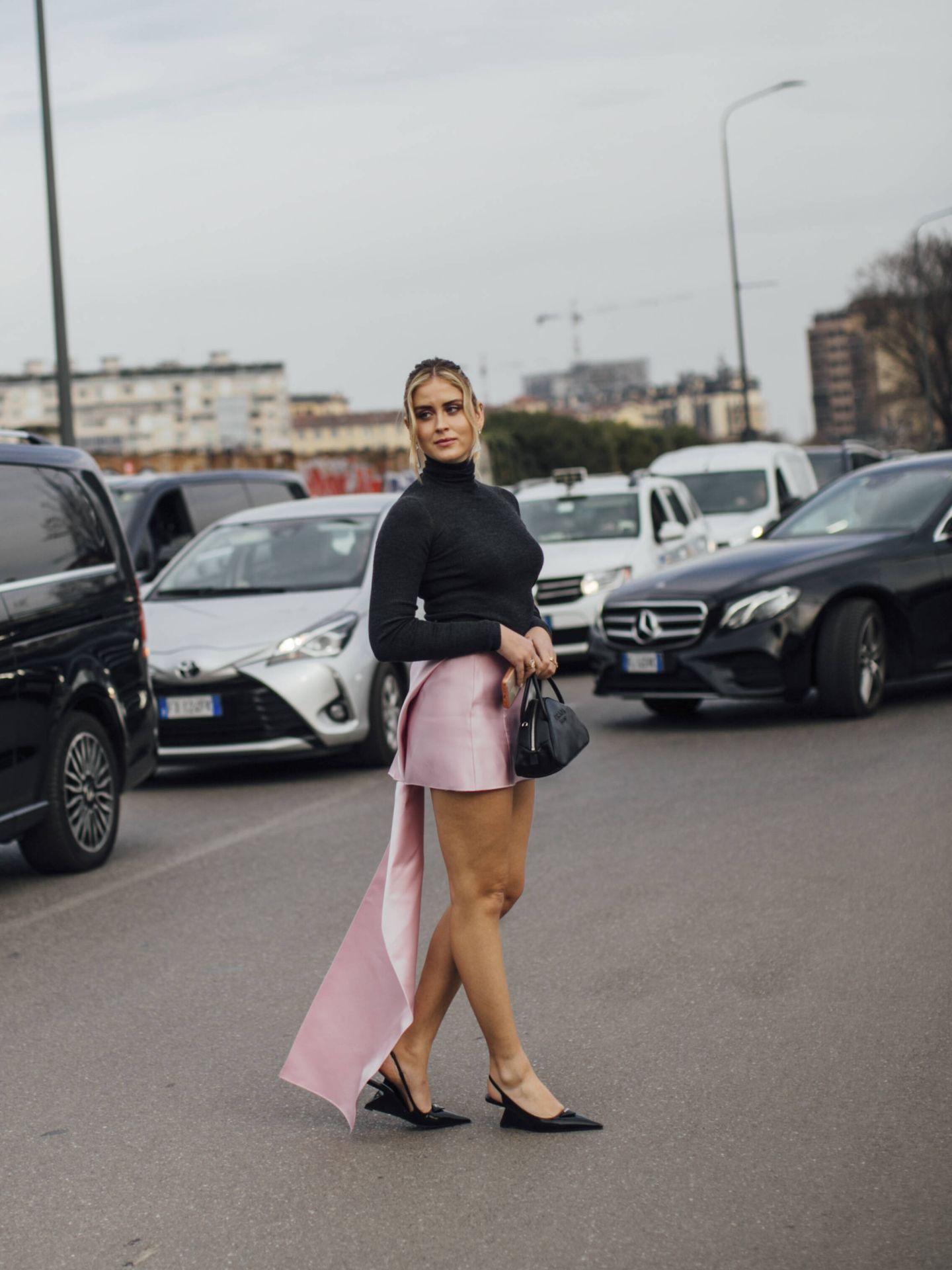 Valentina Ferragni, con la minifalda con cola de Prada. (Imaxtree)