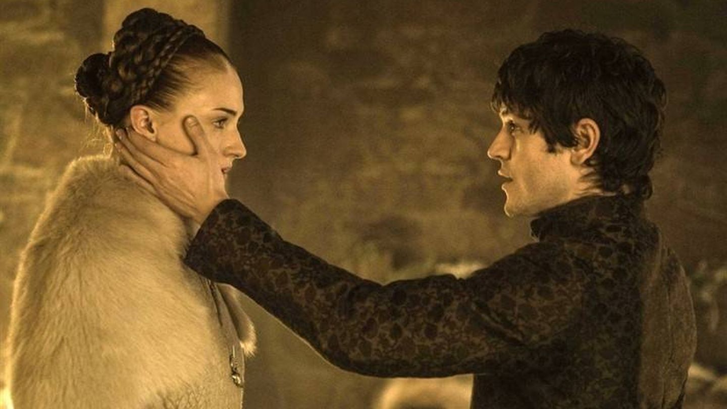 Sansa Stark con Ramsay Bolton, personaje que la viola en la ficción. (HBO)