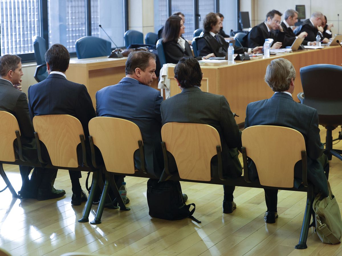Foto: Los cuatro directivos de Iberdrola y el representante de la compañía durante el juicio que se celebró en la Audiencia Nacional. (EFE/Chema Moya)