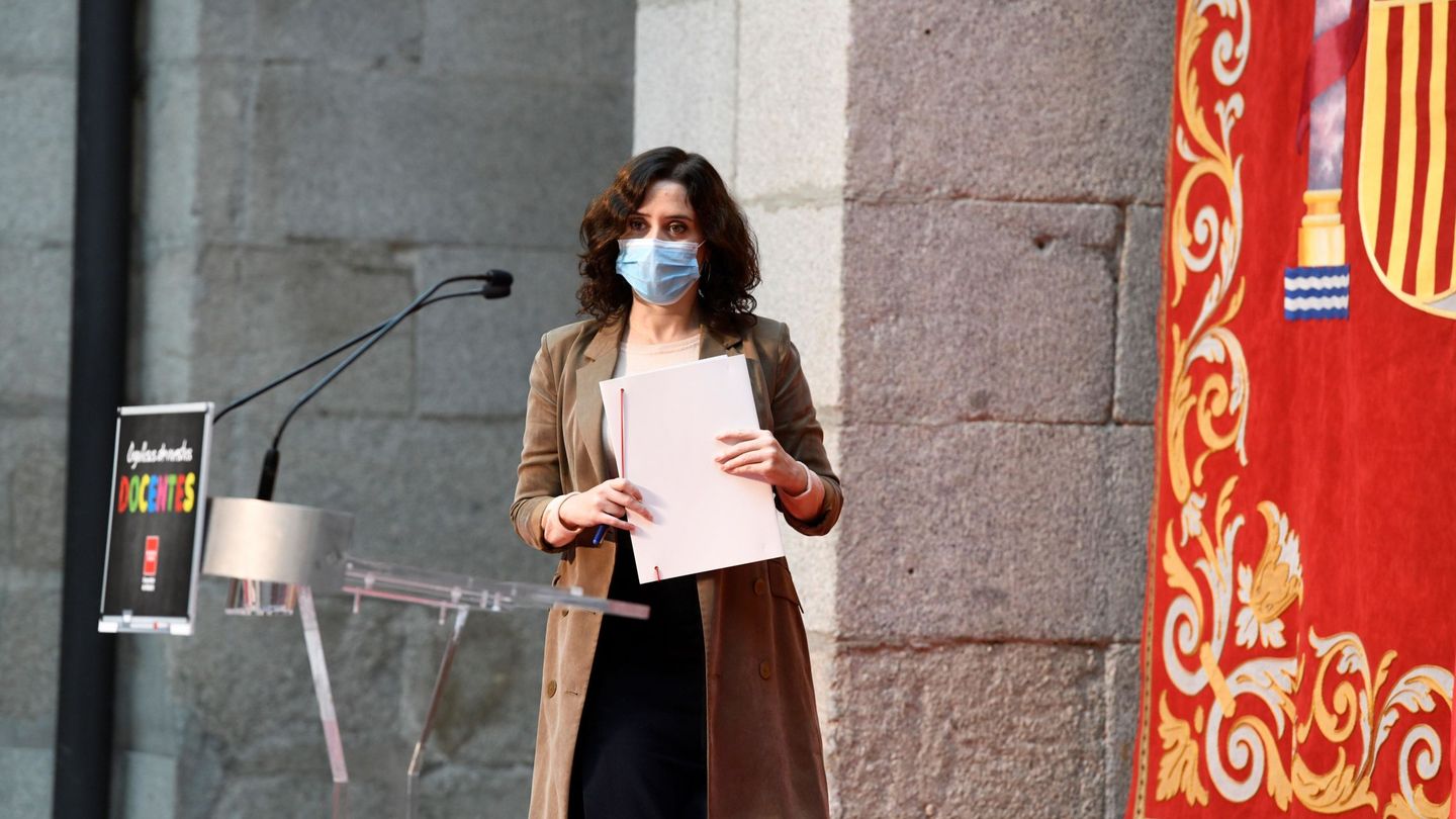 La presidenta de la Comunidad de Madrid, Isabel Díaz Ayuso en un acto en homenaje a los docentes. (EFE)