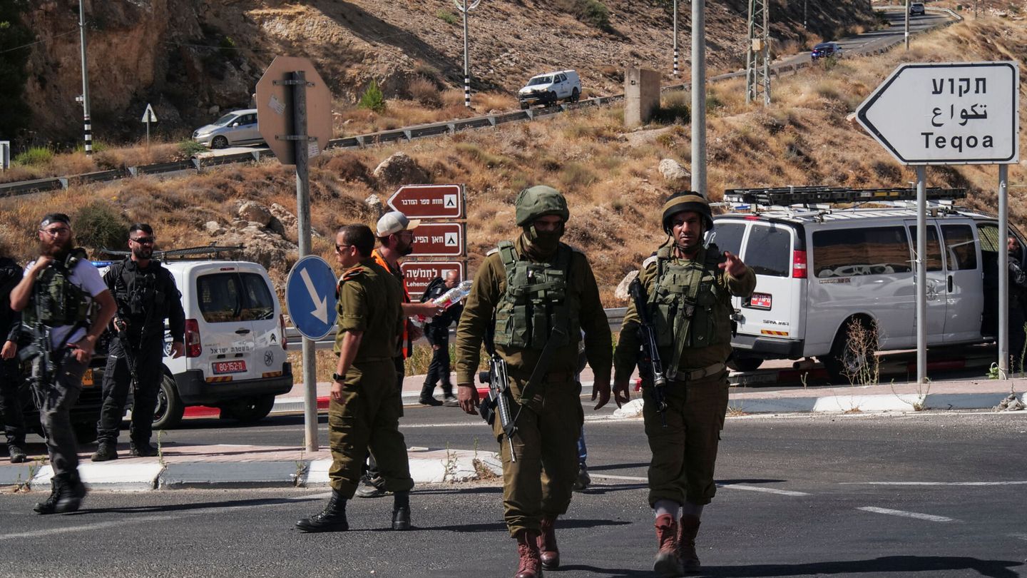 Militares y personal de seguridad israelíes trabajan en el lugar de un tiroteo en Tekoa, en la Cisjordania ocupada por Israel. (REUTERS/Dedi Hayun)
