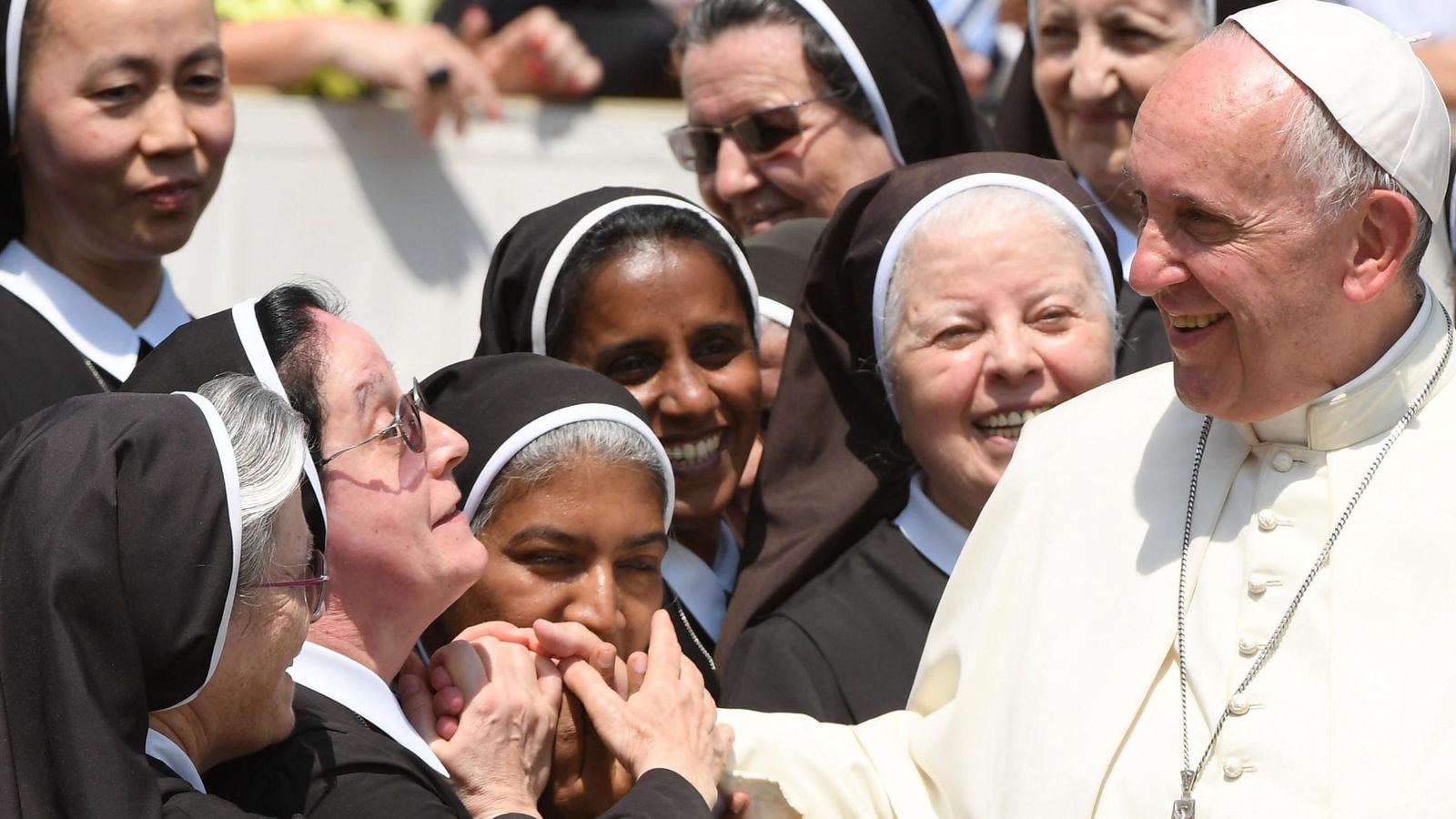 Foto: El Papa Francisco) saluda a unas monjas durante una audiencia jubilar celebrada la plaza de San Pedro del Vaticano. (Efe)