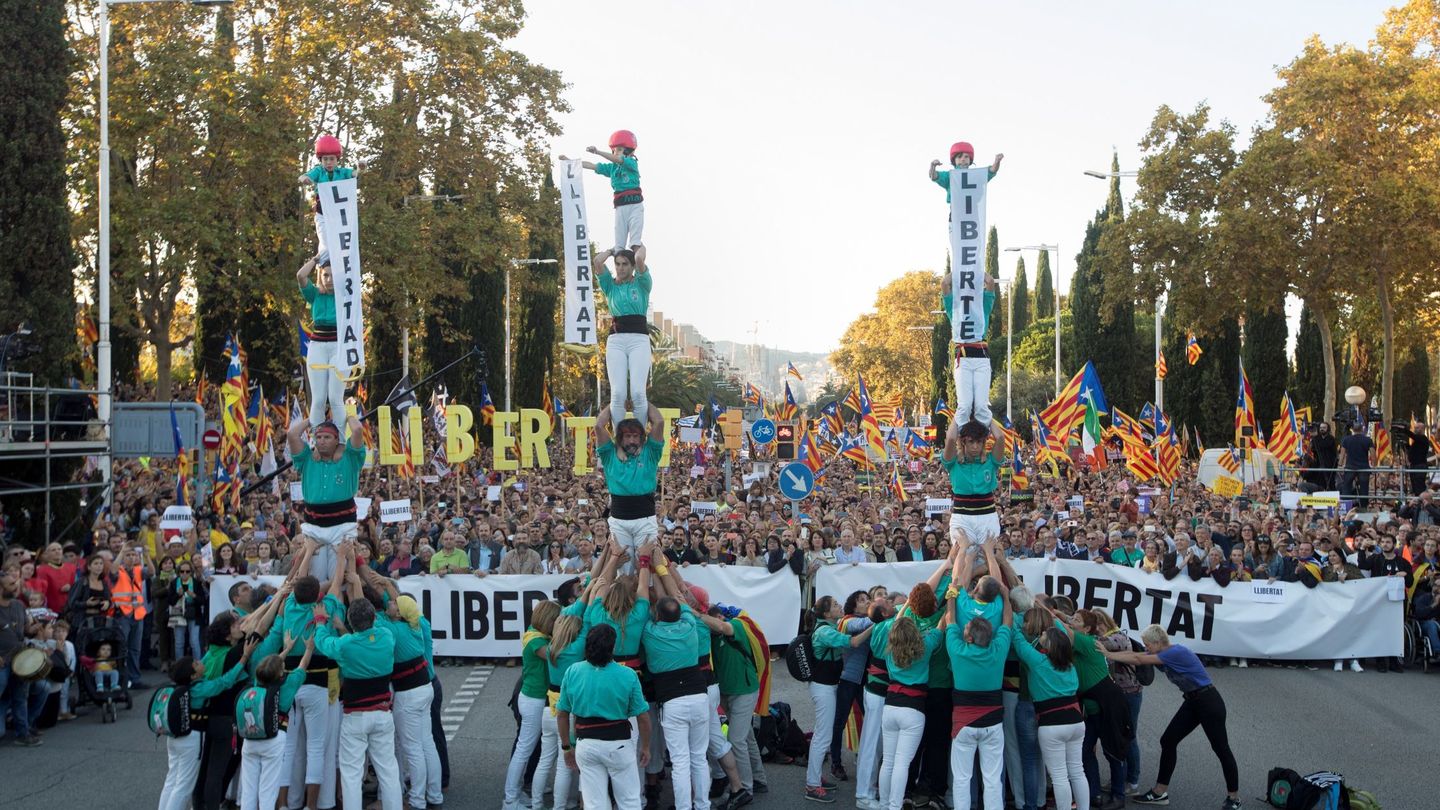 Tres 'castellets' pusieron colofón a la marcha independentista del sábado en Barcelona.(EFE)
