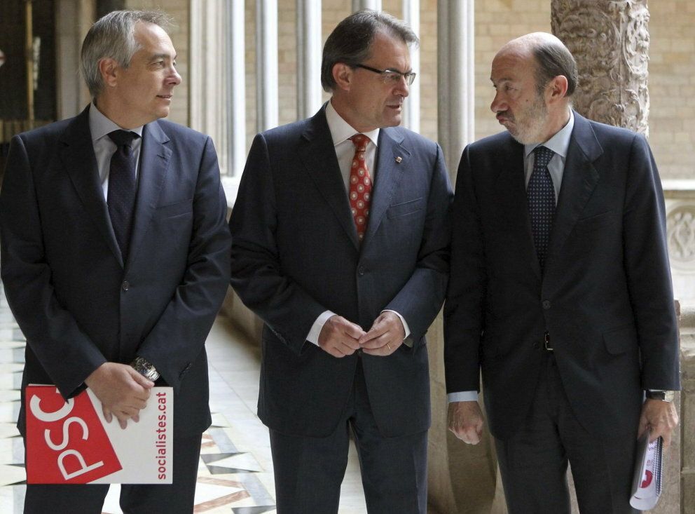 Pere Navarro, Artur Mas y Alfredo Pérez Rubalcaba antes de su reunión (EFE)