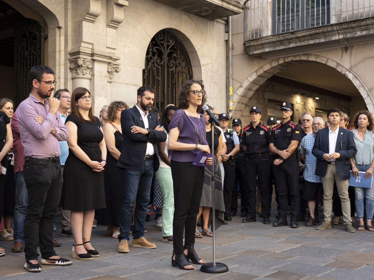 Foto: Concentración por el último caso de violencia de género en Girona. (EFE/David Borrat)