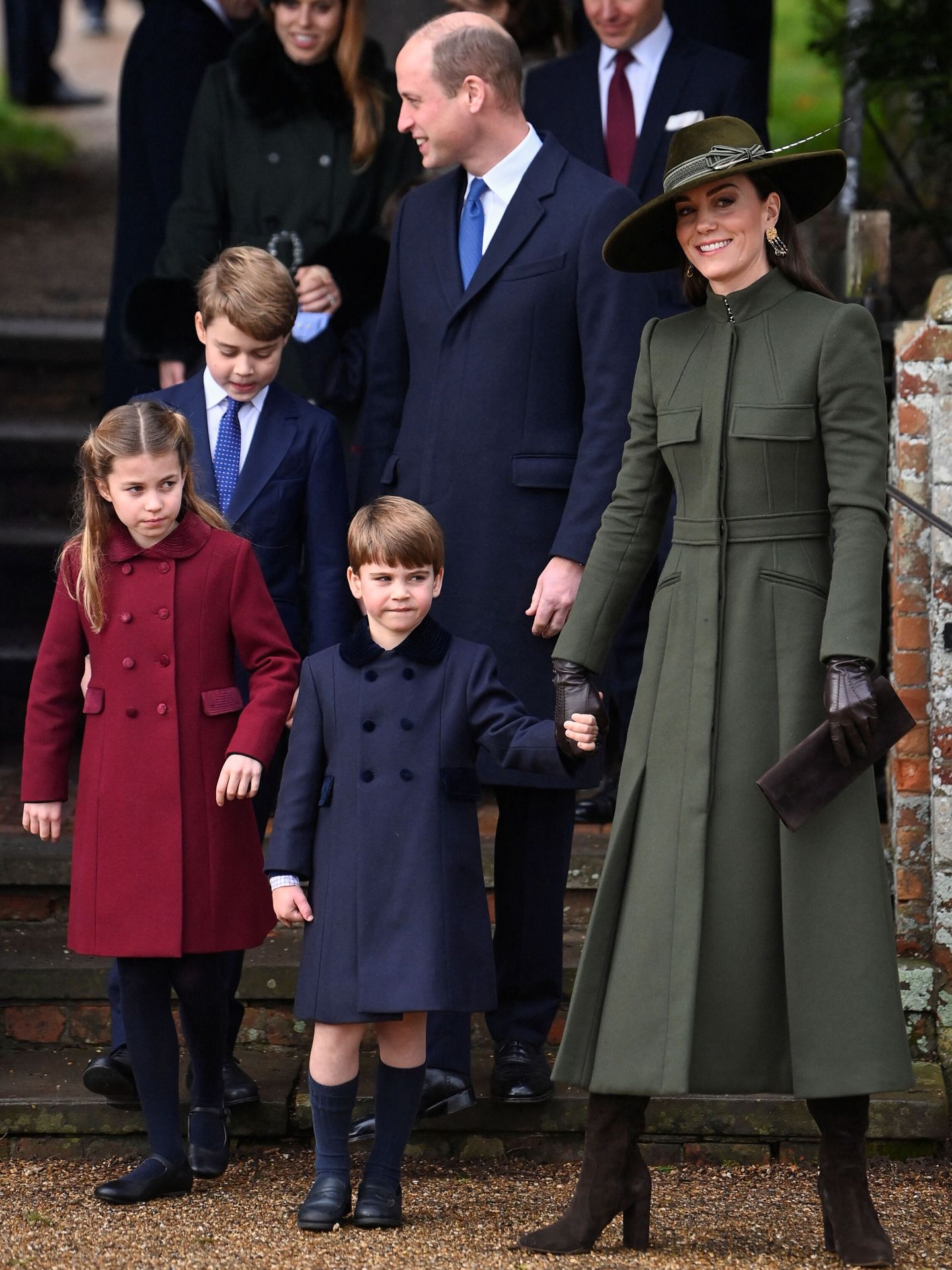 Los Gales, con sus tres hijos al salir de misa. (Reuters/Toby Melville)