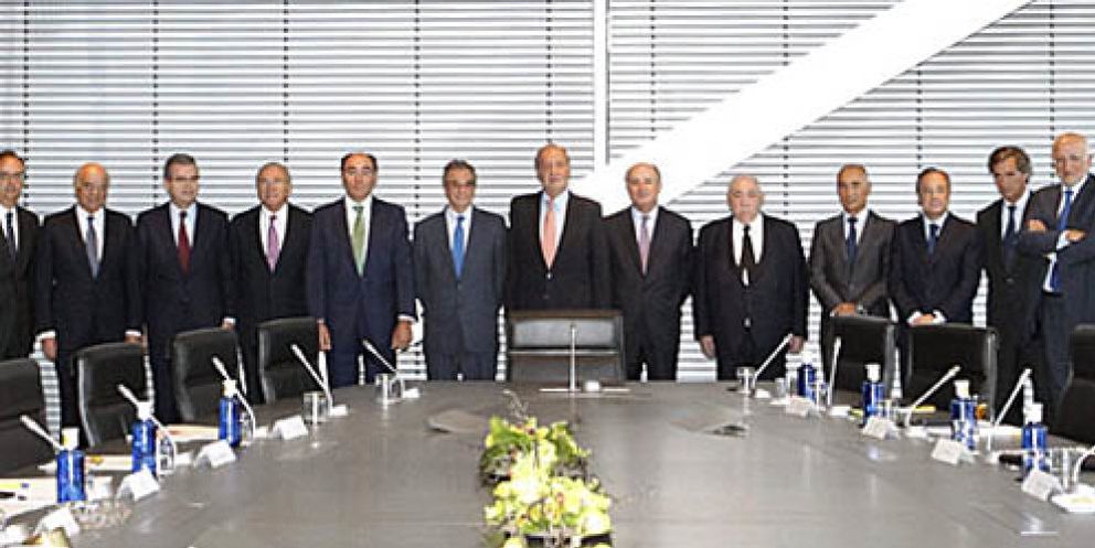 Foto: El Rey irrumpe en una reunión de la élite empresarial para informarse sobre la crisis