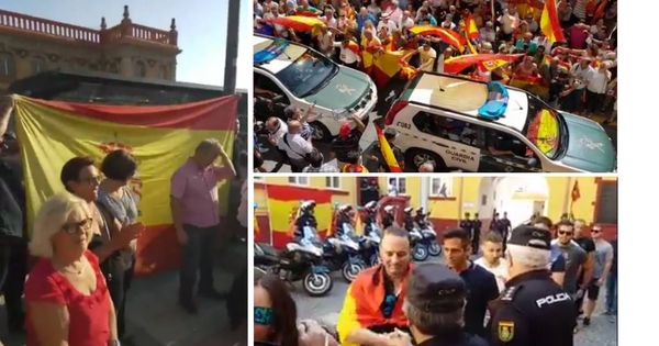 Foto: Gritos de ánimo y banderas españolas para apoyar a la Policía Nacional y la Guardia Civil.