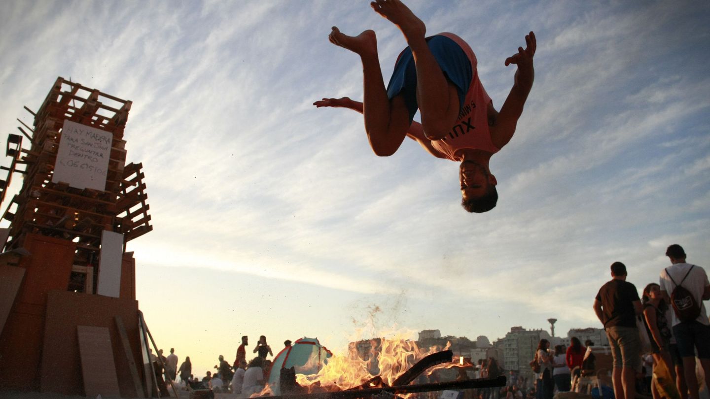 Un joven salta una hoguera en una playa de A Coruña. (EFE)