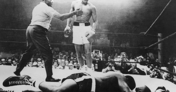 Foto: Muhammad Ali después de tumbar a Sonny Liston. (AFP)