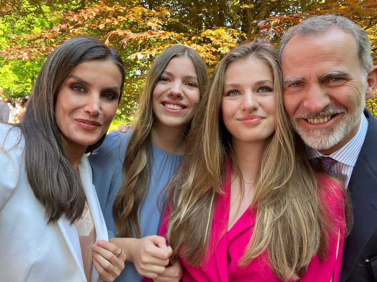 Foto: El selfie de los Reyes y sus hijas en la graduación de Leonor. (Casa Real)