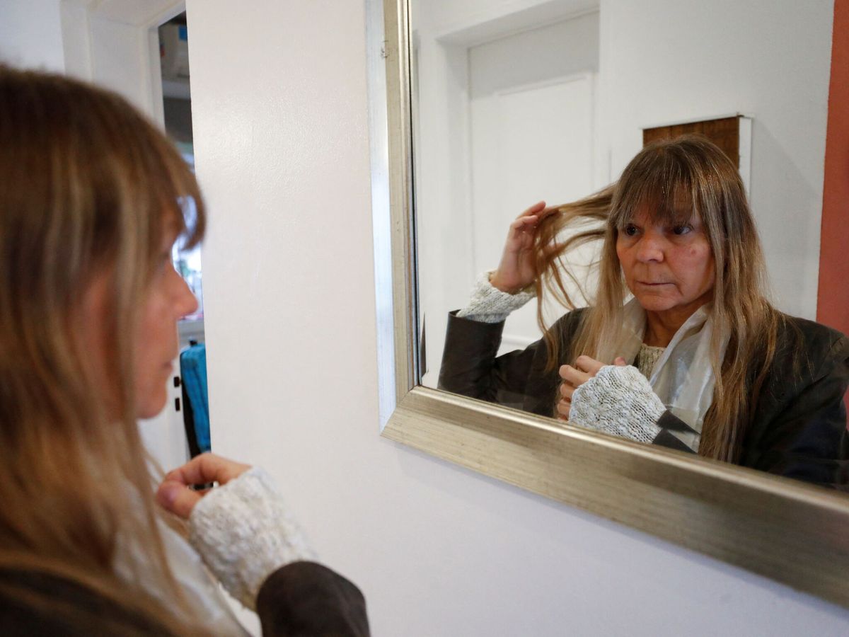 Foto: La argentina Elsa Ram observa su cabello frente al espejo (Reuters/Agustin Marcarian)
