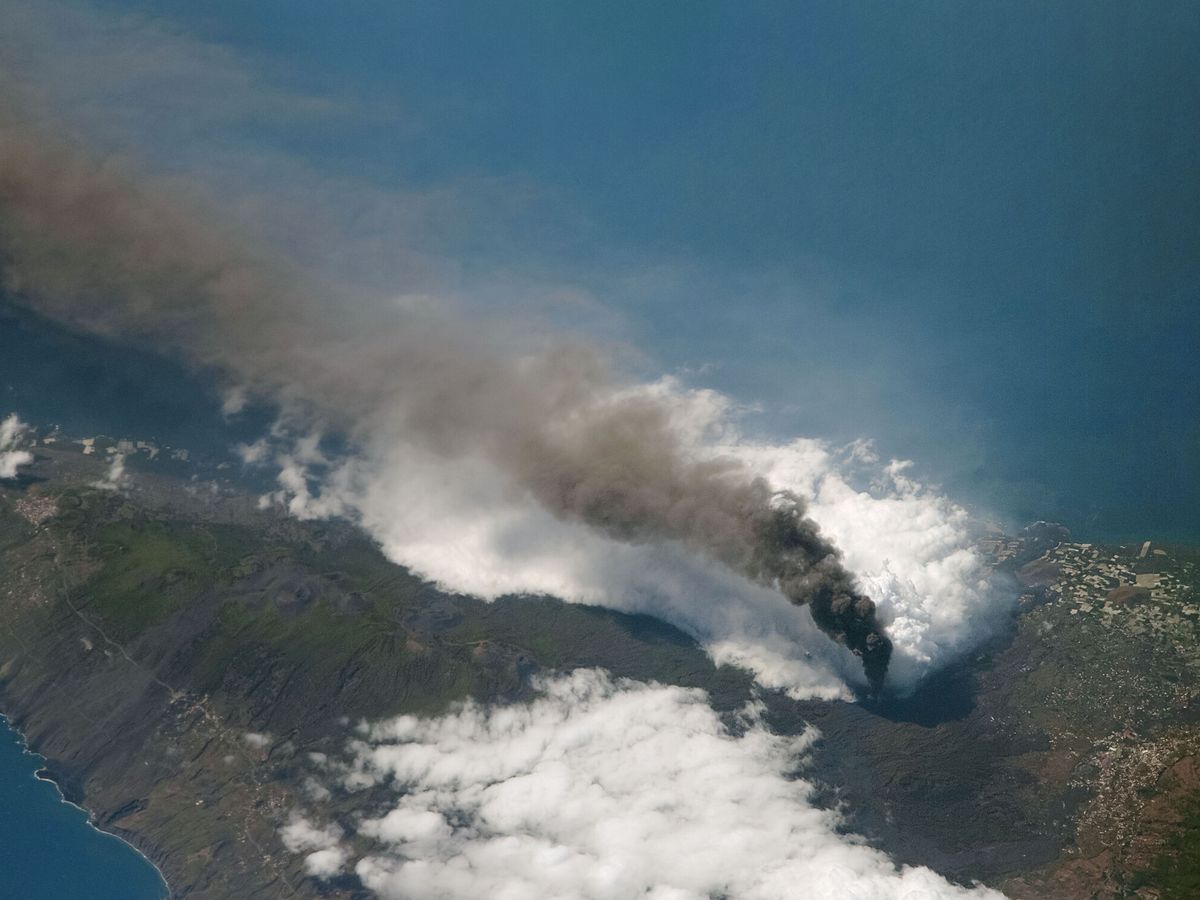 Foto: Imagen de la erupción del volcán en Cumbre Vieja. (Agencia Espacial Europea (ESA) Thomas Pesquet), La Palma, tomada el 4 de octubre. 