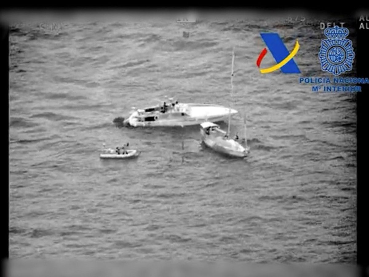 Foto: Dos detenidos y 200 kilos hachís intervenidos en un velero frente a la costa de Almería (Guardia Civil)