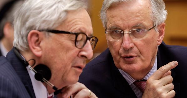 Foto: Jean-Claude Juncker (i), conversa con el jefe negociador de la Unión Europea para el "brexit", Michel Barnier. (EFE) 