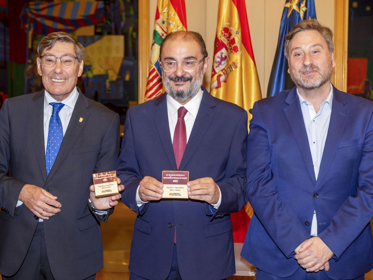 Foto: Arturo Aliaga (i), junto Javier Lambán (PSOE) y José Luis Soro (Chunta). (EFE/Javier Balver)