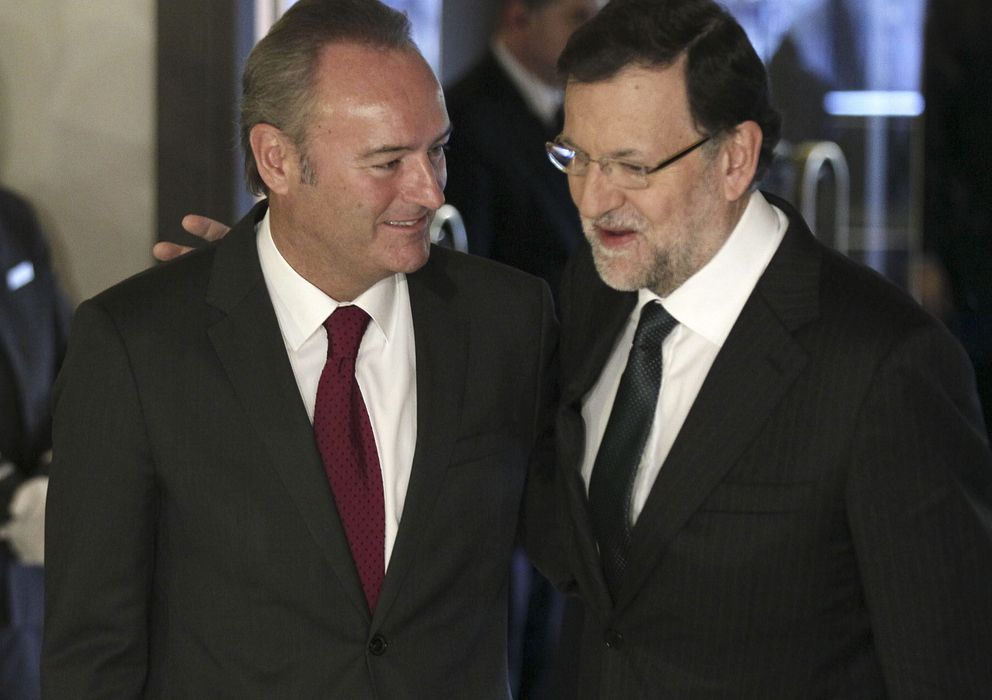 Foto: El jefe del Gobierno, Mariano Rajoy (d), que presentó la intervención de Alberto Fabra (EFE)