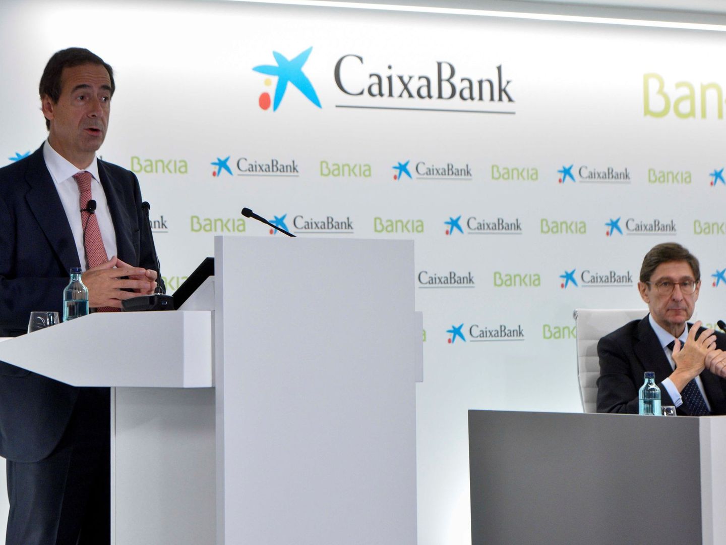 Gonzalo Gortázar (i), CEO de CaixaBank, y José Ignacio Goirigolzarri (d), presidente de Bankia. (EFE)