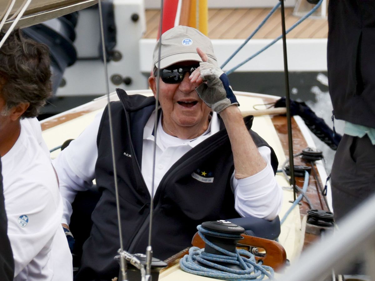 Foto: El rey Juan Carlos I sonríe a bordo del Bribón. (EFE/Lavandeira jr)