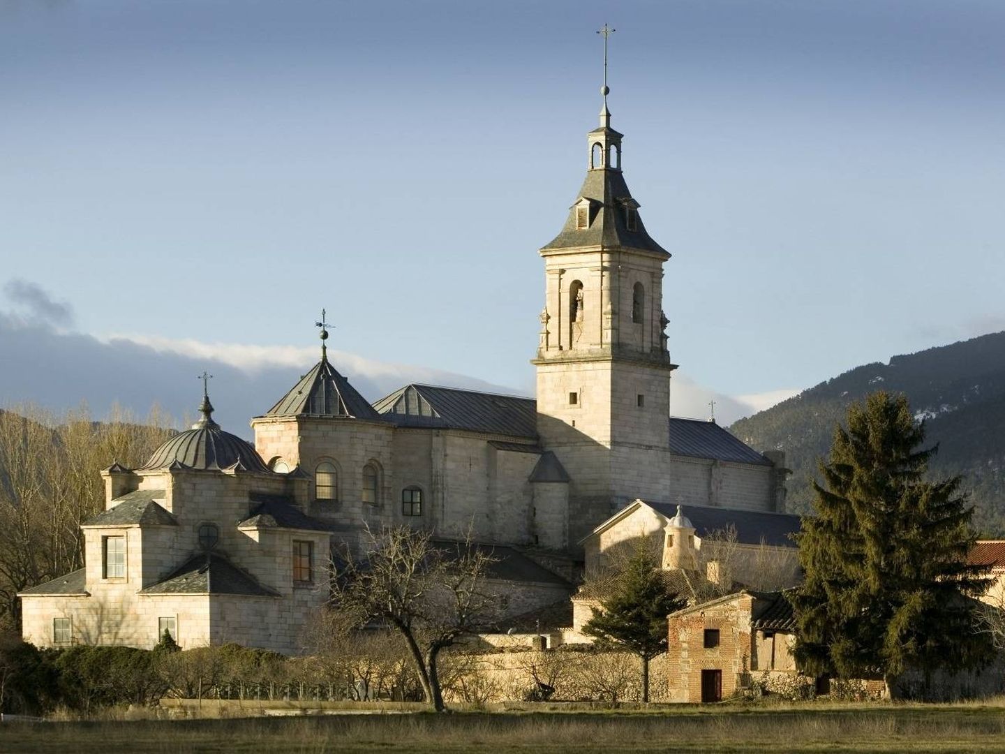 El majestuoso monasterio del Paular en un no menos majestuoso paisaje. (Foto: Turismo de Madrid)