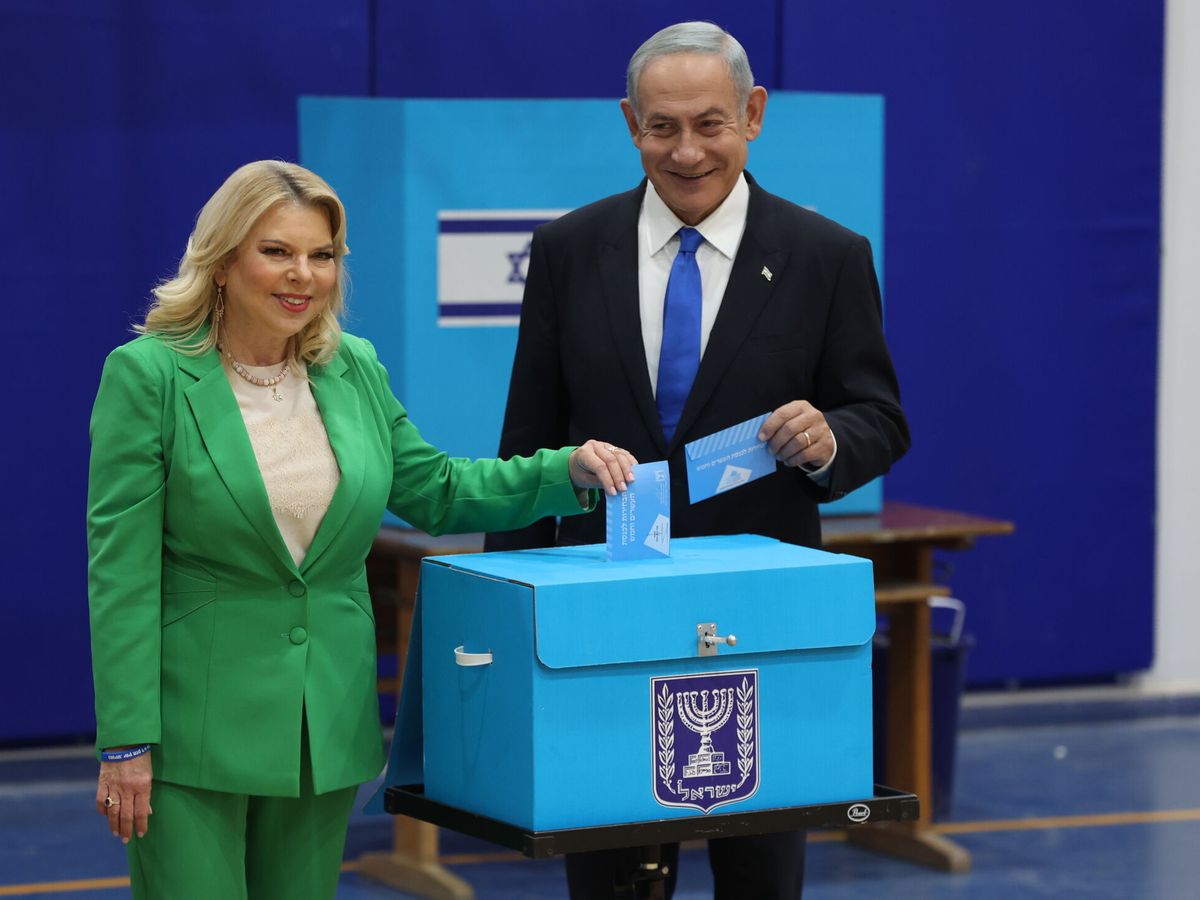 Foto: El ex primer ministro israelí y líder del partido Likud, Benjamin Netanyahu (d), y su esposa Sara. (EFE/EPA/Abir Sultan) 