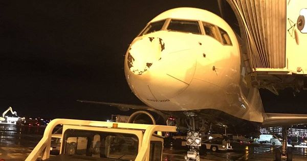 Foto: Así quedó el morro del avión en el que viajaban los Thunder. (FOTO: @alexabrines / Twitter)