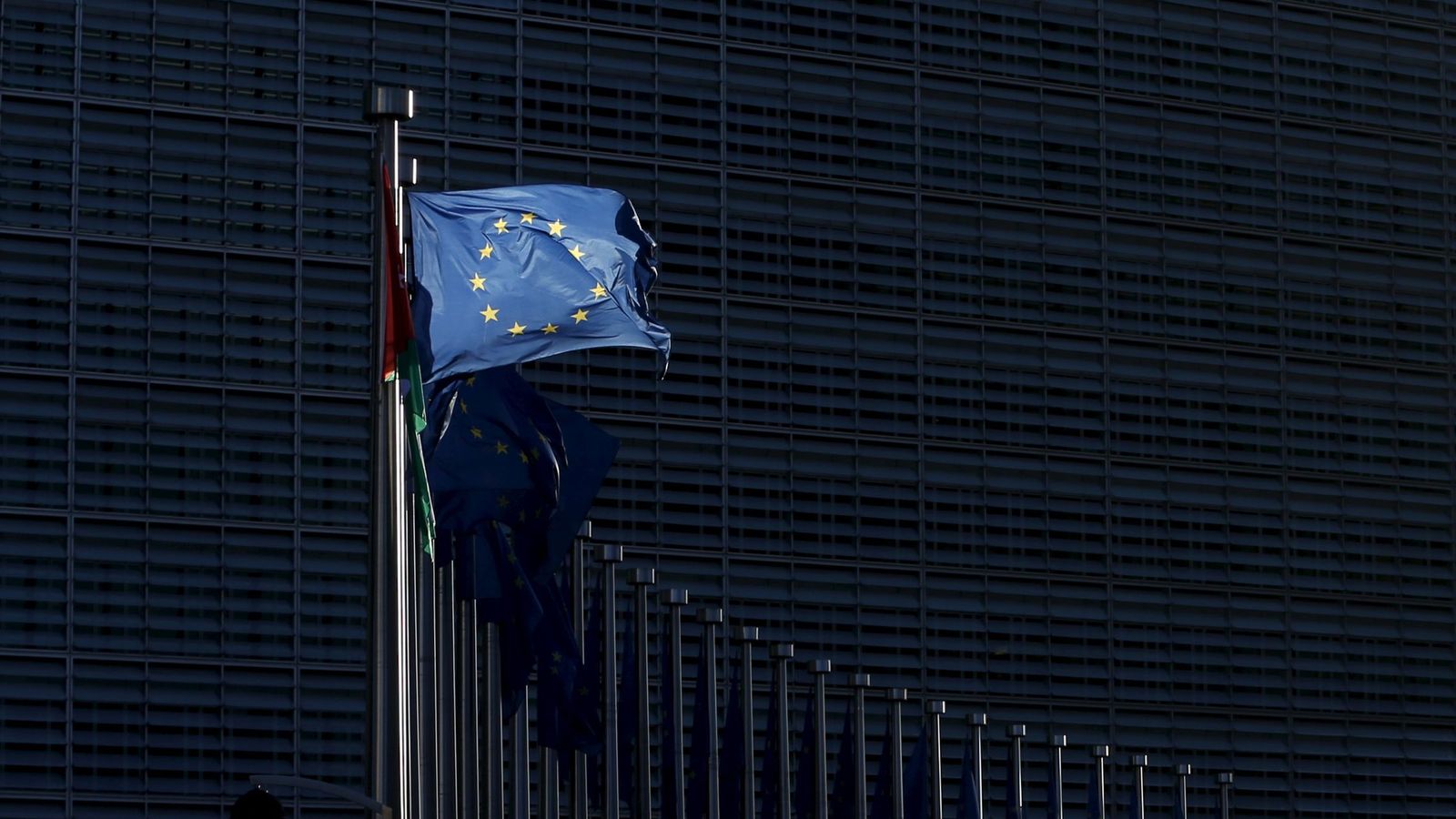 Foto: La bandera de la Unión Europea, ante la sede la la Comisión en Bruselas. (Reuters)