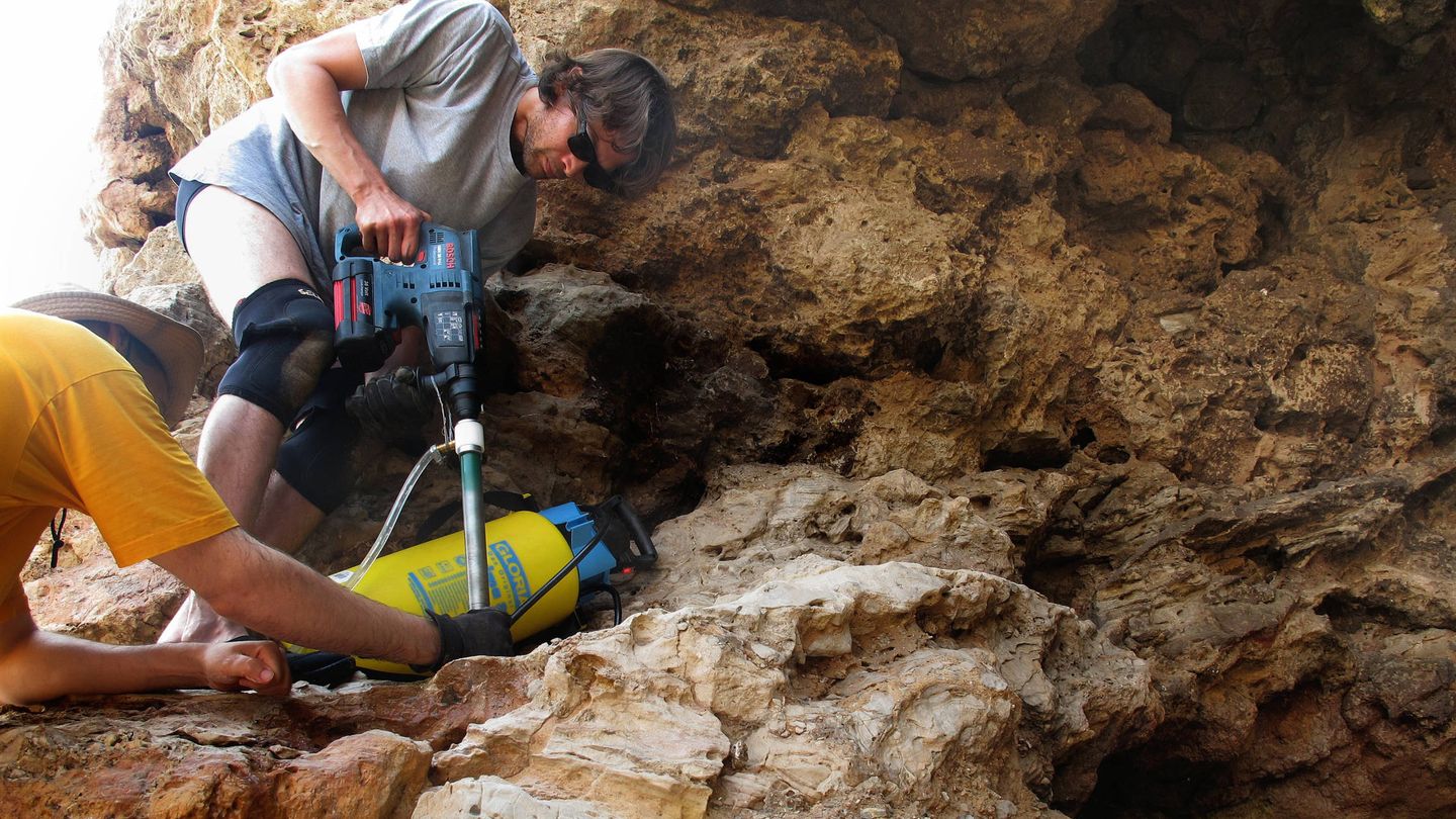 Científicos toman mediciones en una de las cuevas (Science)