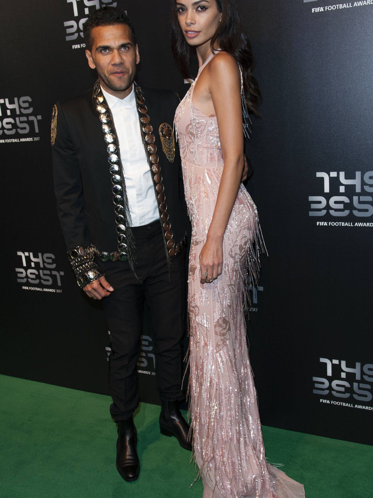 Dani Alves y su mujer, Joana Sanz, en los Premios The Best. (Gtres)