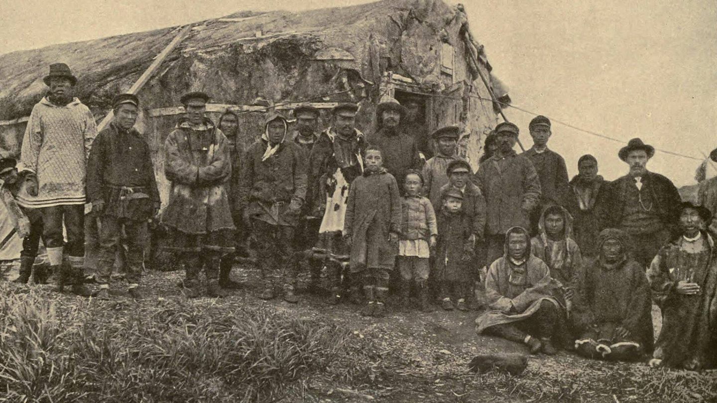 Habitantes rusos en 1906. Las cuatro mujeres sentadas de la primera fila están vestidas con el traje tradicional chukchi. (iStock)