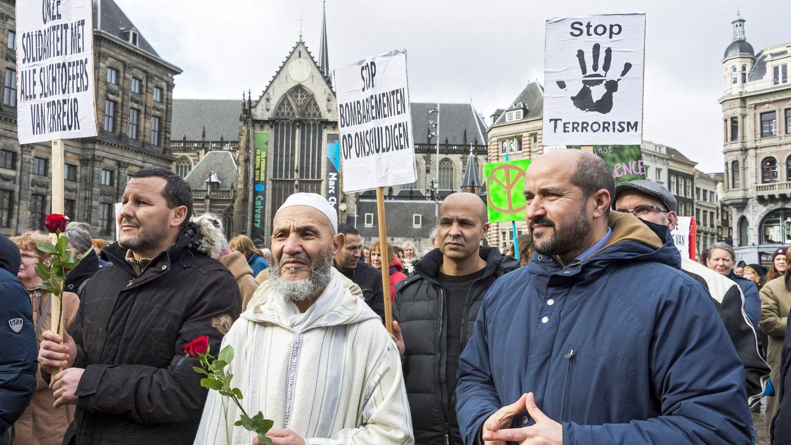 Foto: Activistas de varias organizaciones paraguas de mezquitas y musulmanes se congregan para mostrar su apoyo a las víctimas de los atentados. (EFE)