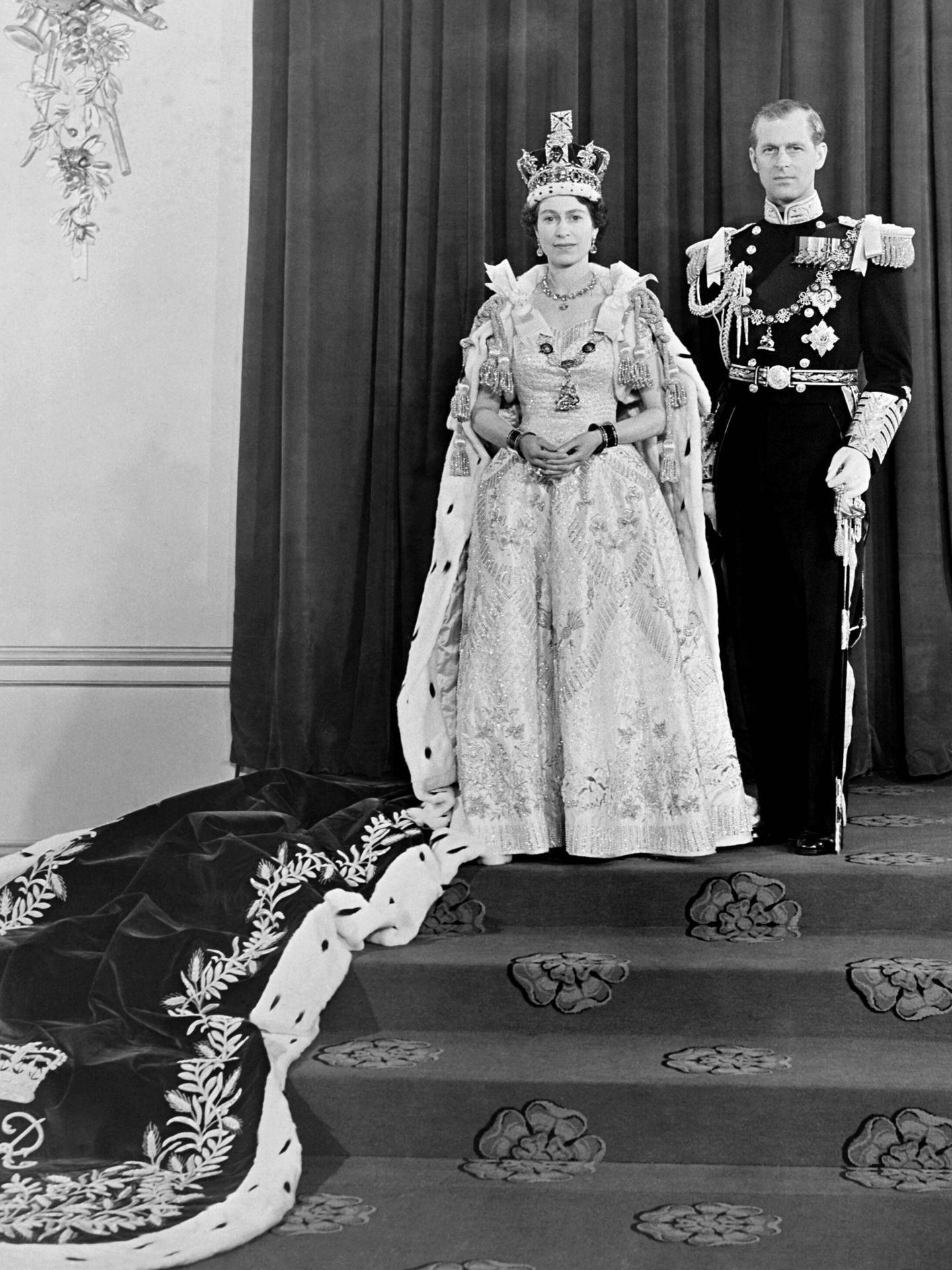La reina Isabel y Felipe de Edimburgo, el día de la coronación. (Cordon Press)