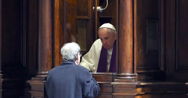 Foto: El Papa recibe la confesión de un feligrés. (Reuters)