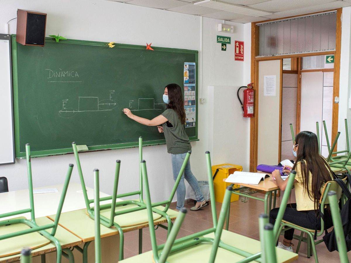 Foto: Una alumna asiste a una clase de repaso de Física, en Menorca. (EFE)