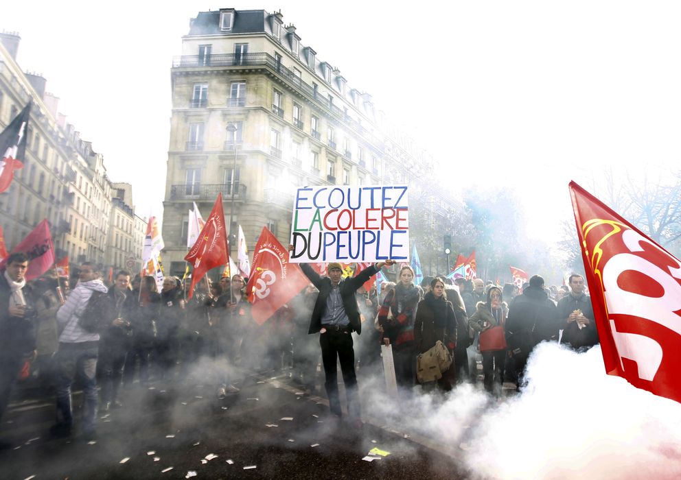 Foto: Protesta sindical ante el Senado en París. Un hombre sostiene una pancarta que reza: "Escuchad la ira del pueblo", en una imagen de archivo (Reuters).