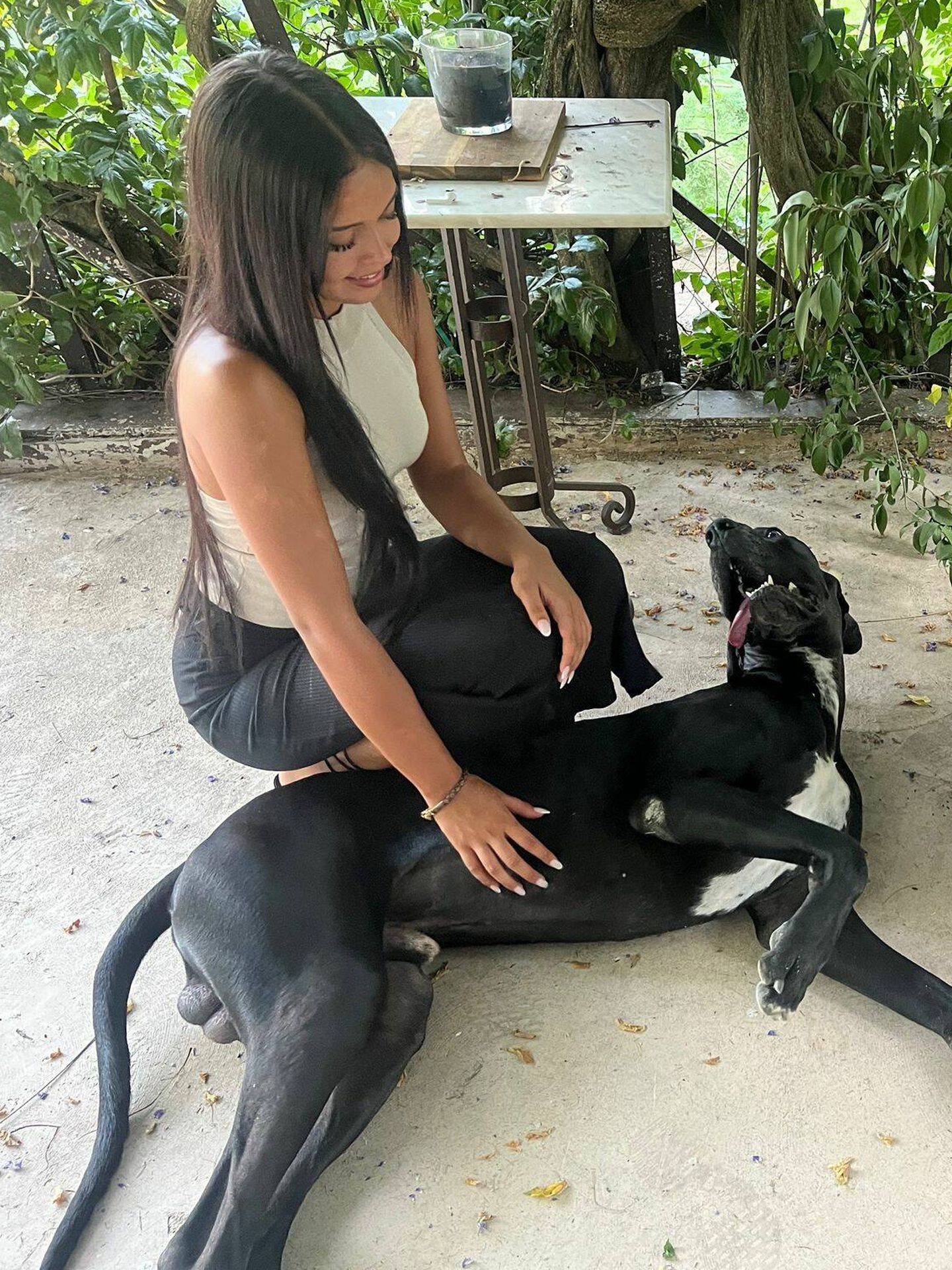 Paula Villacís, junto a su perro. (Cortesía)