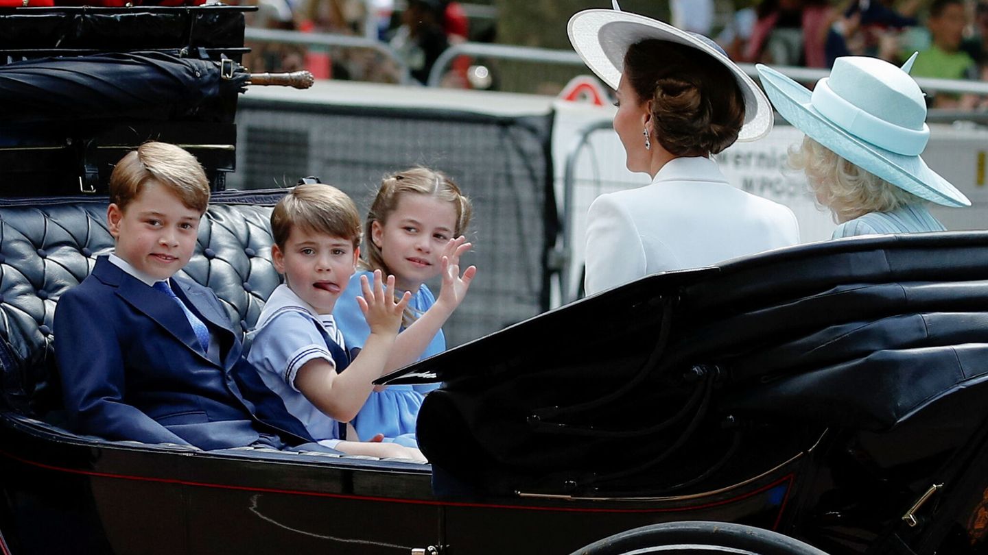 La duquesa de Cambridge, en su carruaje  junto a Camila y sus tres hijos. (Reuters/Peter Nicholls)