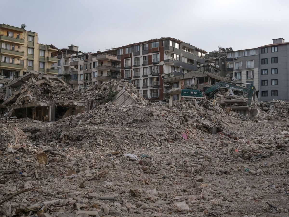 Foto: Edificios derruidos tras el terremoto. (EFE/Sedat Suna)