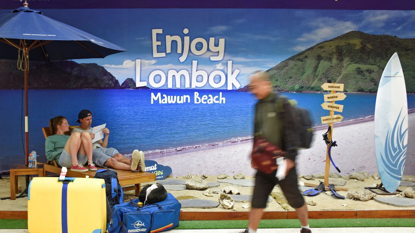 Varios turistas en el aeropuerto de Lombok. (Reuters)