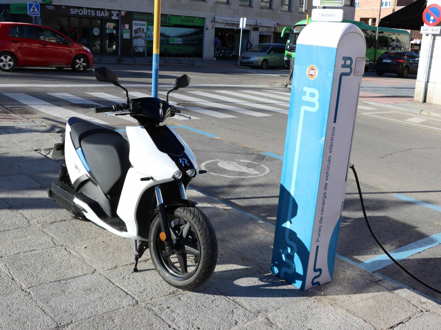 La Ray 7.7 es un scooter eléctrico muy avanzado, que puede ser un aliado en la movilidad sostenible.